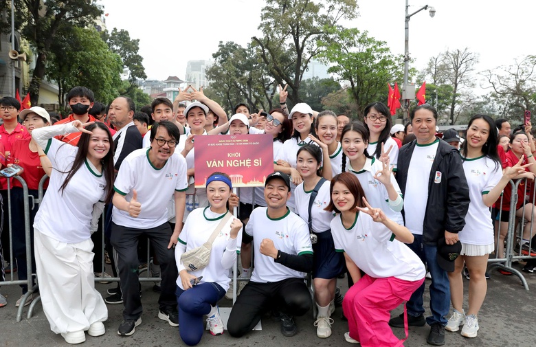 34 tỉnh, thành phố tham gia Ngày chạy Olympic "Vì sức khỏe toàn dân - Vì an ninh Tổ quốc"- Ảnh 4. 34 tỉnh, thành phố tham gia Ngày chạy Olympic "Vì sức khỏe toàn dân - Vì an ninh Tổ quốc"- Ảnh 4.