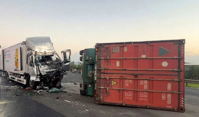 Chiếc xe container lật nghiêng sau vụ tai nạn - Ảnh: Minh Minh. Chiếc xe container lật nghiêng sau vụ tai nạn - Ảnh: Minh Minh.