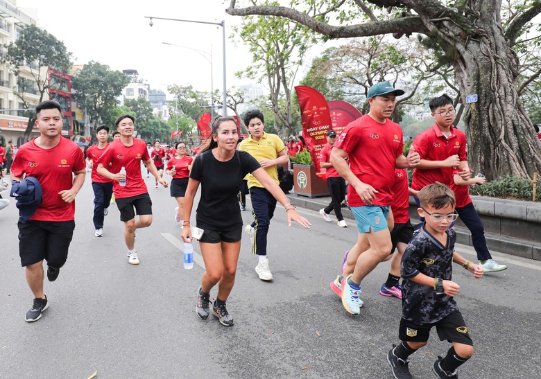 34 tỉnh, thành phố tham gia Ngày chạy Olympic "Vì sức khỏe toàn dân - Vì an ninh Tổ quốc"- Ảnh 9. 34 tỉnh, thành phố tham gia Ngày chạy Olympic "Vì sức khỏe toàn dân - Vì an ninh Tổ quốc"- Ảnh 9.