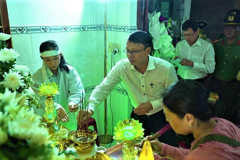 Lãnh đạo tỉnh Khánh Hòa thăm hỏi gia đình đại úy công an hy sinh khi truy quét "cát tặc"- Ảnh 1. Lãnh đạo tỉnh Khánh Hòa thăm hỏi gia đình đại úy công an hy sinh khi truy quét "cát tặc"- Ảnh 1.