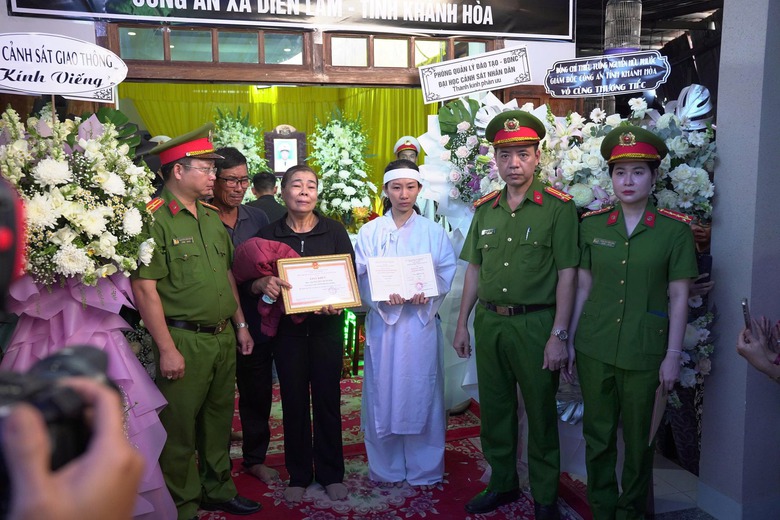 Truy thăng quân hàm, trao hỗ trợ gia đình đại úy công an hy sinh khi truy đuổi cát tặc- Ảnh 2. Truy thăng quân hàm, trao hỗ trợ gia đình đại úy công an hy sinh khi truy đuổi cát tặc- Ảnh 2.