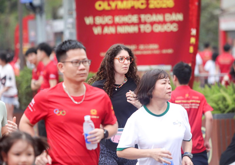 34 tỉnh, thành phố tham gia Ngày chạy Olympic "Vì sức khỏe toàn dân - Vì an ninh Tổ quốc"- Ảnh 8. 34 tỉnh, thành phố tham gia Ngày chạy Olympic "Vì sức khỏe toàn dân - Vì an ninh Tổ quốc"- Ảnh 8.