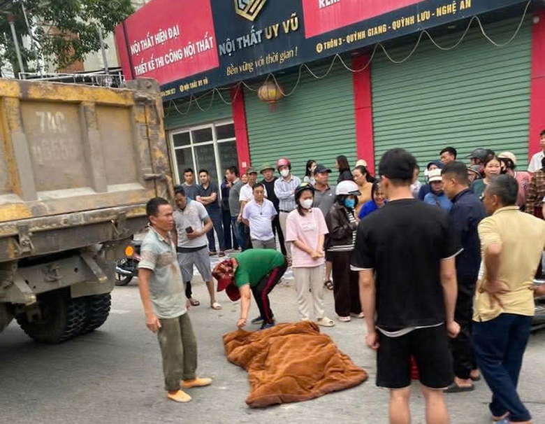 Tai nạn với xe tải trên đường đi học về, nữ sinh lớp 8 tử vong- Ảnh 1. Tai nạn với xe tải trên đường đi học về, nữ sinh lớp 8 tử vong- Ảnh 1.