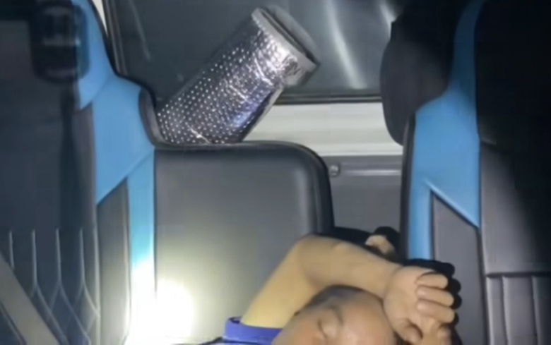 Dừng xe ngủ trên cao tốc phía Nam, nhiều tài xế được CSGT đánh thức, xử phạt- Ảnh 2. Dừng xe ngủ trên cao tốc phía Nam, nhiều tài xế được CSGT đánh thức, xử phạt- Ảnh 2.