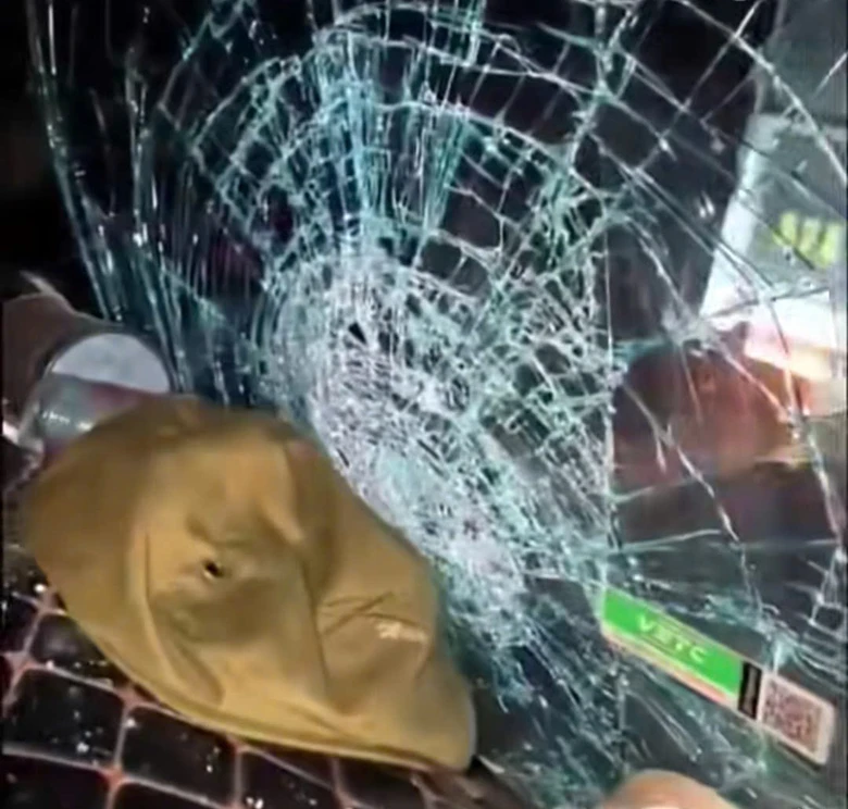 Quảng Trị: Nhiều ô tô vỡ kính nghi do bị ném đá trên cao tốc, cơ quan chức năng vào cuộc- Ảnh 1. Quảng Trị: Nhiều ô tô vỡ kính nghi do bị ném đá trên cao tốc, cơ quan chức năng vào cuộc- Ảnh 1.