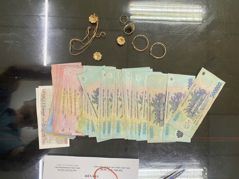 Trả lại t&agrave;i sản hơn 100 triệu đồng cho nữ h&agrave;nh kh&aacute;ch để qu&ecirc;n tr&ecirc;n t&agrave;u- Ảnh 2.