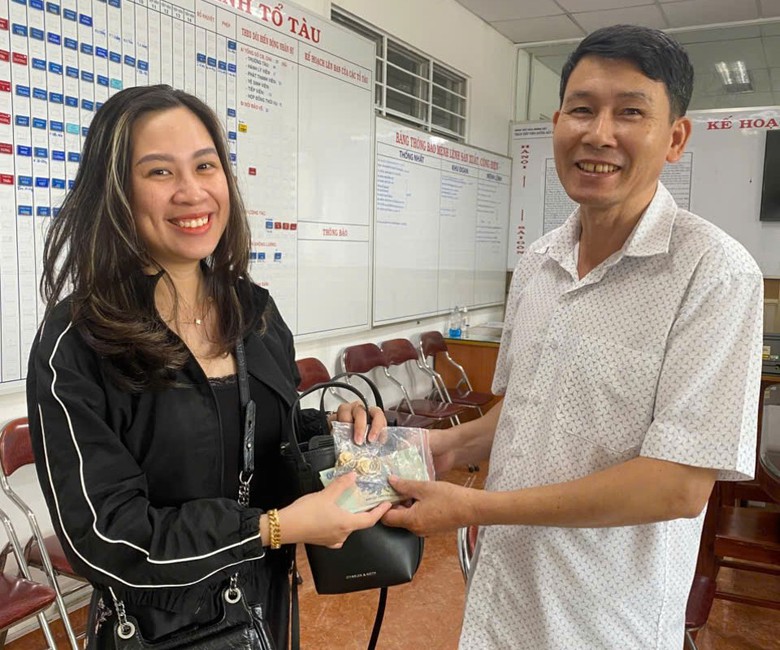 Trả lại t&agrave;i sản hơn 100 triệu đồng cho nữ h&agrave;nh kh&aacute;ch để qu&ecirc;n tr&ecirc;n t&agrave;u- Ảnh 1.