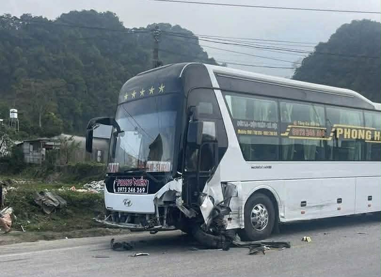 &Ocirc; t&ocirc; con đấu đầu xe kh&aacute;ch tr&ecirc;n QL6 qua Sơn La, một người bị thương- Ảnh 2.