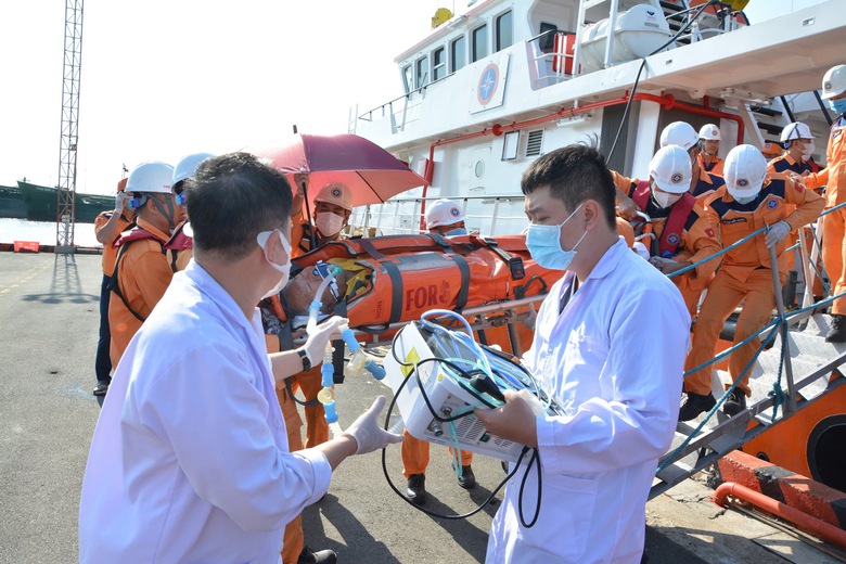 Nỗ lực xuy&ecirc;n đ&ecirc;m cứu du kh&aacute;ch Nhật từ t&agrave;u Pacific World- Ảnh 3.