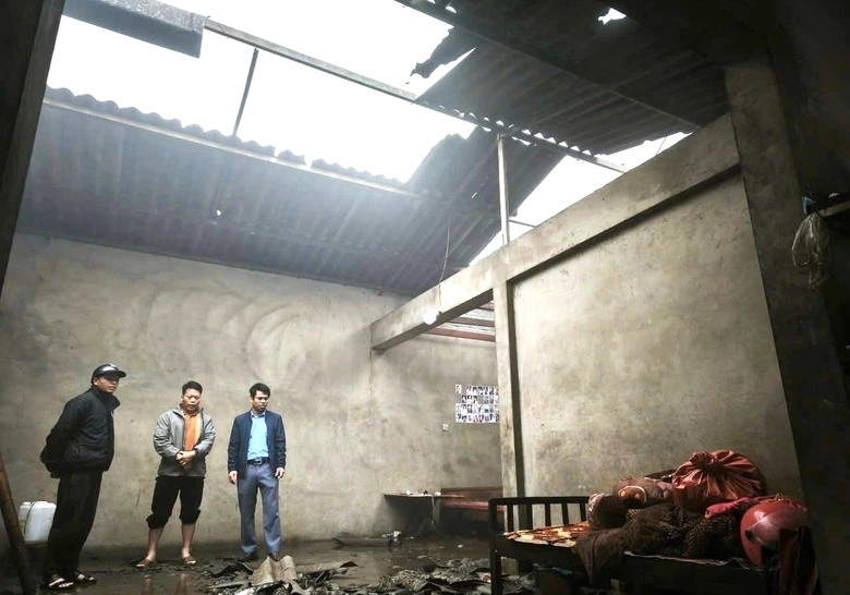 Mưa đ&aacute; trong đ&ecirc;m g&acirc;y thiệt hại tại nhiều x&atilde; v&ugrave;ng cao Tuy&ecirc;n Quang- Ảnh 2.