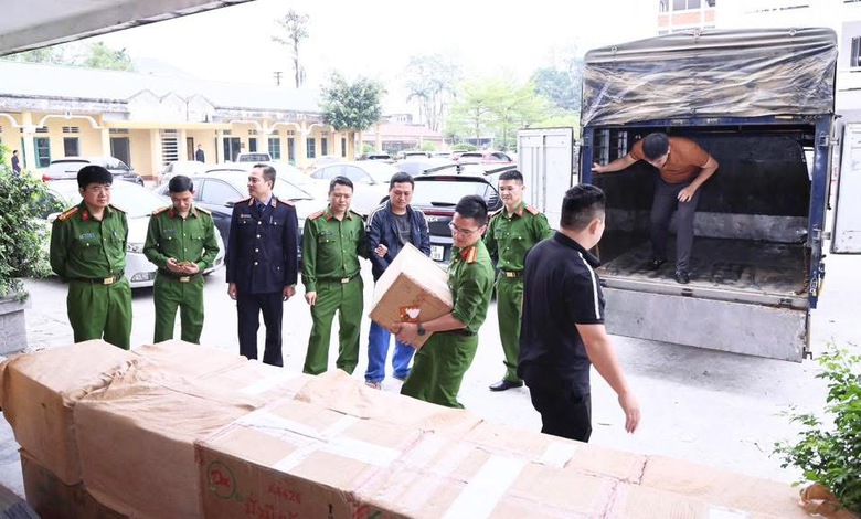 Triệt ph&aacute; đường d&acirc;y ph&aacute;o lậu xuy&ecirc;n bi&ecirc;n giới, thu giữ gần 710kg h&agrave;ng cấm- Ảnh 2.