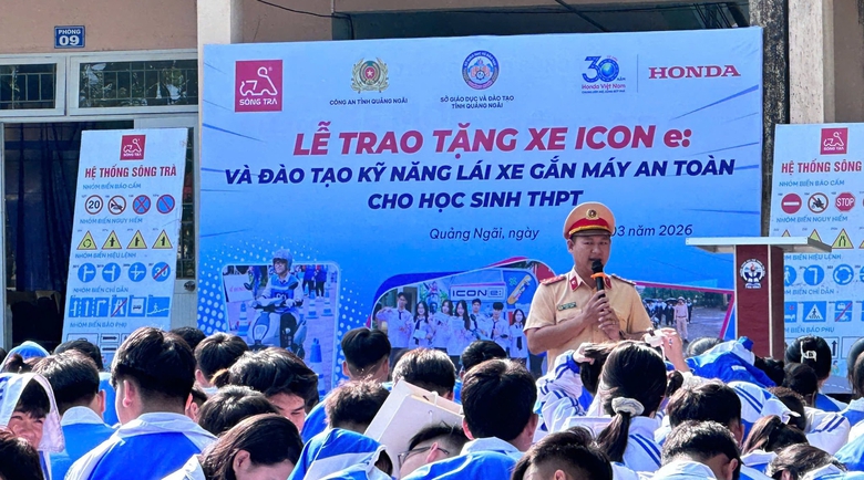 Tuy&ecirc;n truyền về trật tự ATGT cho h&agrave;ng ngh&igrave;n học sinh miền n&uacute;i- Ảnh 1.