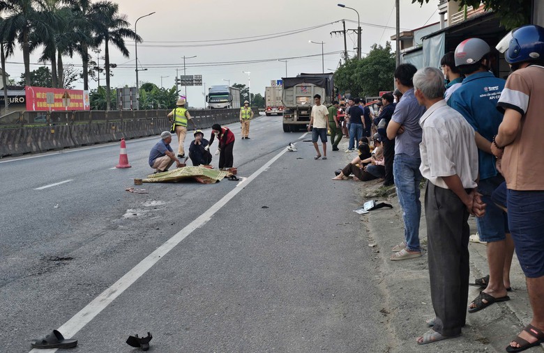 Người đàn ông đi xe máy điện tử vong sau va chạm với ô tô đầu kéo ở Quảng Trị- Ảnh 1. Người đàn ông đi xe máy điện tử vong sau va chạm với ô tô đầu kéo ở Quảng Trị- Ảnh 1.