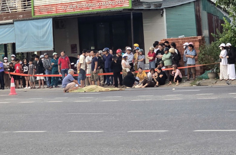 Người đàn ông đi xe máy điện tử vong sau va chạm với ô tô đầu kéo ở Quảng Trị- Ảnh 2. Người đàn ông đi xe máy điện tử vong sau va chạm với ô tô đầu kéo ở Quảng Trị- Ảnh 2.