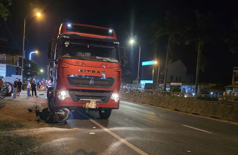 Người đàn ông đi xe máy điện tử vong sau va chạm với ô tô đầu kéo ở Quảng Trị- Ảnh 3. Người đàn ông đi xe máy điện tử vong sau va chạm với ô tô đầu kéo ở Quảng Trị- Ảnh 3.