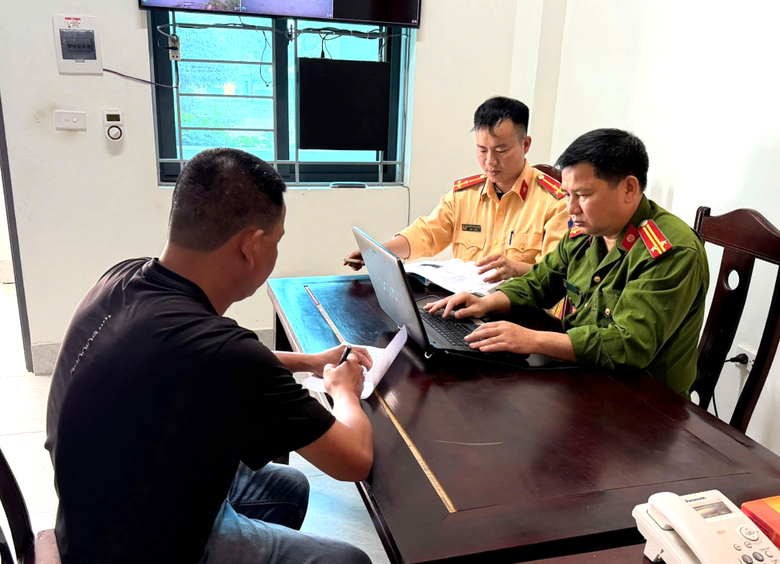 Vụ xe b&aacute;n tải đỗ chắn đường ở Nghệ An, lập bi&ecirc;n bản xử l&yacute; vi phạm h&agrave;nh ch&iacute;nh chủ xe- Ảnh 1.