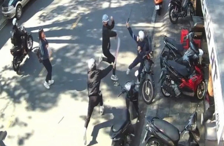 Khởi tố nh&oacute;m thanh, thiếu ni&ecirc;n mang hung kh&iacute; hỗn chiến ở Đ&agrave; Lạt- Ảnh 1.