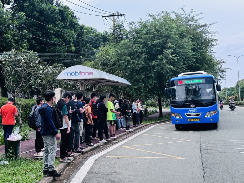 Kh&aacute;ch đi metro, xe bu&yacute;t TP.HCM tăng mạnh khi gi&aacute; xăng leo thang- Ảnh 2.