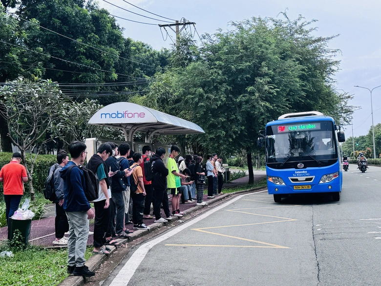 TP.HCM phát triển bãi giữ xe tại cửa ngõ, ga trung chuyển để tăng khách xe buýt- Ảnh 1. TP.HCM phát triển bãi giữ xe tại cửa ngõ, ga trung chuyển để tăng khách xe buýt- Ảnh 1.