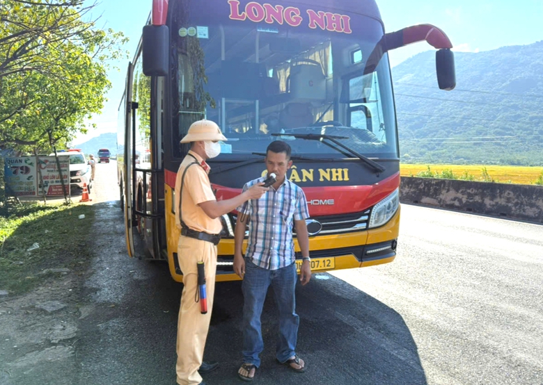 Kh&aacute;nh H&ograve;a: Siết quản l&yacute; xe kh&aacute;ch, xử l&yacute; nhiều vi phạm- Ảnh 2.