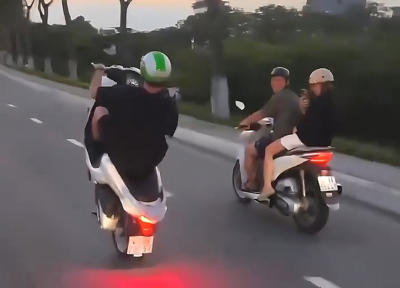 X&aacute;c minh th&ocirc;ng tin người nước ngo&agrave;i bốc đầu xe m&aacute;y tr&ecirc;n đường phố Đ&agrave; Nẵng- Ảnh 1.