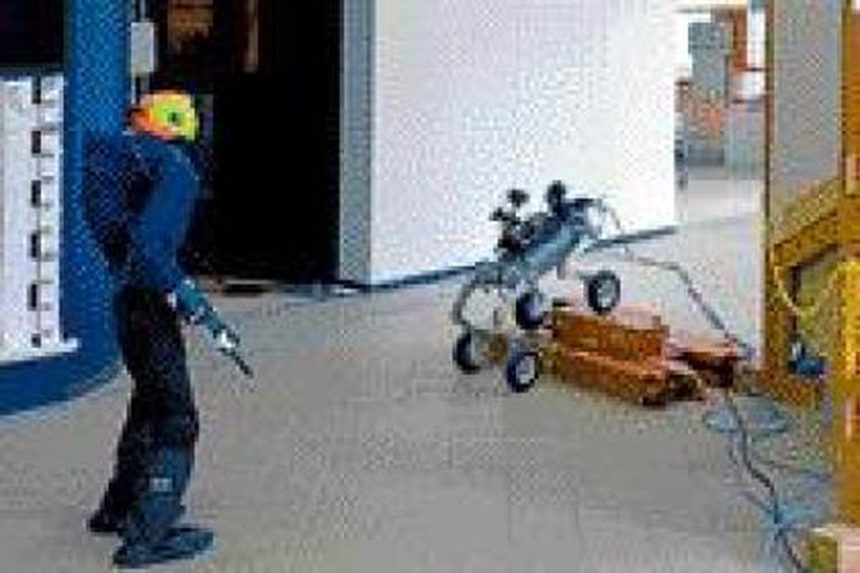 BRI and partners test dual-robot AI collaboration for post-disaster building surveys- Ảnh 1.