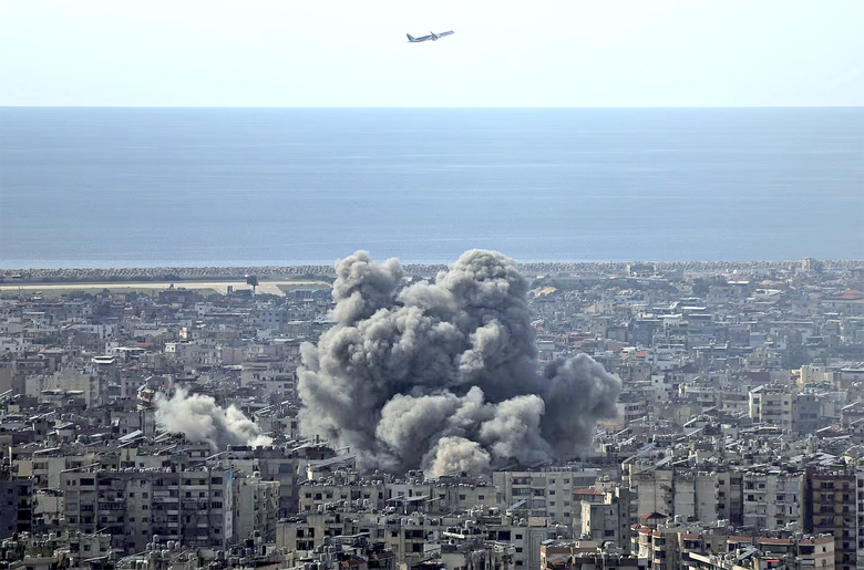 Phi c&ocirc;ng d&acirc;n dụng &ldquo;n&iacute;n thở&rdquo; bay qua v&ugrave;ng chiến sự- Ảnh 1.