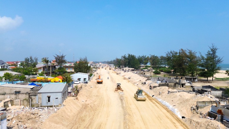 Huế: Tăng tốc l&agrave;m đường dẫn cầu vượt biển Thuận An, nỗ lực th&ocirc;ng xe kỹ thuật ng&agrave;y 30/4- Ảnh 3.