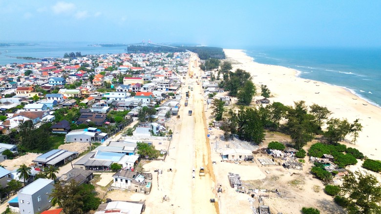 Huế: Tăng tốc l&agrave;m đường dẫn cầu vượt biển Thuận An, nỗ lực th&ocirc;ng xe kỹ thuật ng&agrave;y 30/4- Ảnh 5.