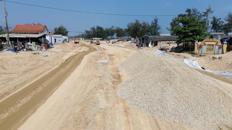 Huế: Tăng tốc l&agrave;m đường dẫn cầu vượt biển Thuận An, nỗ lực th&ocirc;ng xe kỹ thuật ng&agrave;y 30/4- Ảnh 11.