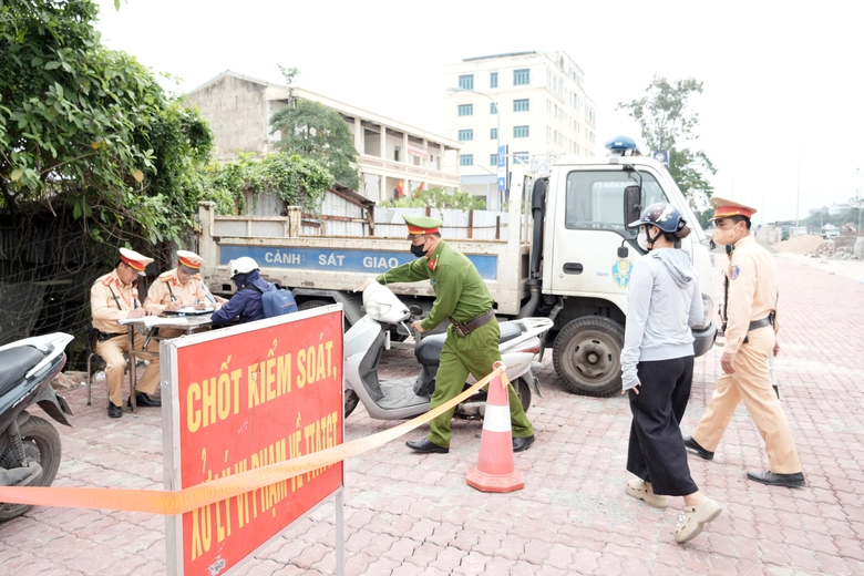 Bị cảnh s&aacute;t xử phạt v&igrave; vượt g&aacute;c chắn đường sắt, nữ t&agrave;i xế n&oacute;i do "t&agrave;u chưa đến"- Ảnh 3.