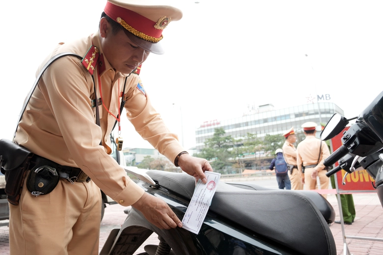Bị cảnh s&aacute;t xử phạt v&igrave; vượt g&aacute;c chắn đường sắt, nữ t&agrave;i xế n&oacute;i do "t&agrave;u chưa đến"- Ảnh 4.