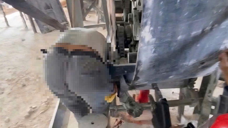 Cảnh s&aacute;t giải cứu nam c&ocirc;ng nh&acirc;n bị mắc kẹt trong m&aacute;y nghiền đ&aacute;- Ảnh 1.