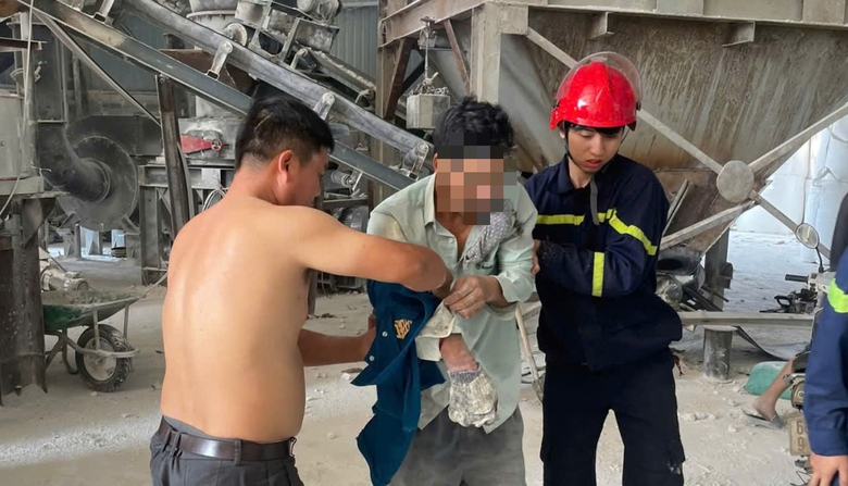 Cảnh s&aacute;t giải cứu nam c&ocirc;ng nh&acirc;n bị mắc kẹt trong m&aacute;y nghiền đ&aacute;- Ảnh 2.