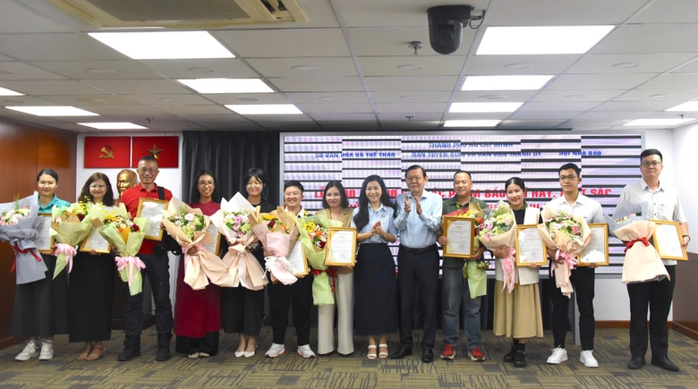 TP.HCM khen thưởng 70 t&aacute;c phẩm b&aacute;o ch&iacute; xuất sắc qu&yacute; IV/2025- Ảnh 2.
