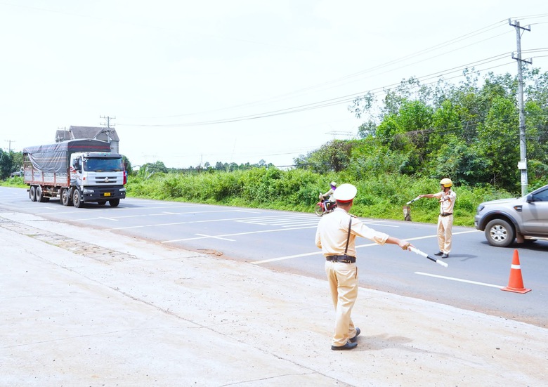 Từ clip vượt ẩu tr&ecirc;n đường tỉnh 741, t&agrave;i xế xe kh&aacute;ch bị phạt 5 triệu đồng, trừ điểm GPLX- Ảnh 4.