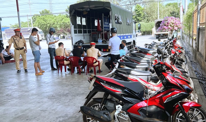 Từ clip vượt ẩu tr&ecirc;n đường tỉnh 741, t&agrave;i xế xe kh&aacute;ch bị phạt 5 triệu đồng, trừ điểm GPLX- Ảnh 3.