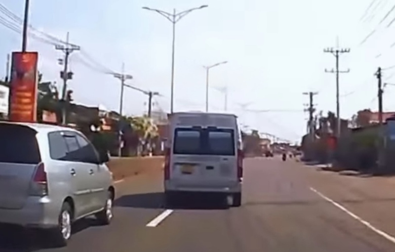 Từ clip vượt ẩu tr&ecirc;n đường tỉnh 741, t&agrave;i xế xe kh&aacute;ch bị phạt 5 triệu đồng, trừ điểm GPLX- Ảnh 1.