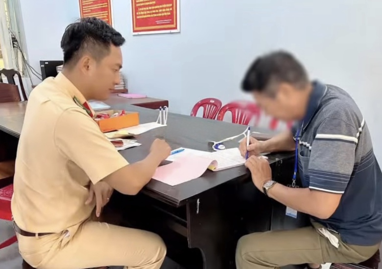 Từ clip vượt ẩu tr&ecirc;n đường tỉnh 741, t&agrave;i xế xe kh&aacute;ch bị phạt 5 triệu đồng, trừ điểm GPLX- Ảnh 2.