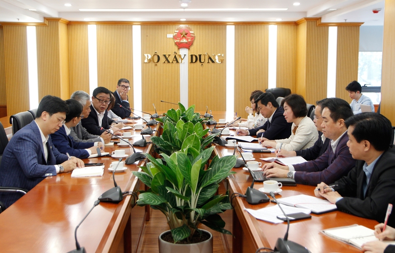 Thứ trưởng Bộ X&acirc;y dựng Nguyễn Tường Văn l&agrave;m việc c&ugrave;ng &ocirc;ng Trương Thượng Vũ, Viện trưởng Viện Quy hoạch v&agrave; thiết kế đ&ocirc; thị Đồng Tế.