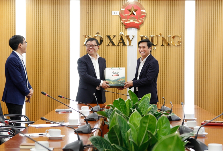 Thứ trưởng Bộ X&acirc;y dựng Nguyễn Tường Văn tặng qu&agrave; &ocirc;ng Trương Thượng Vũ, Viện trưởng Viện Quy hoạch v&agrave; thiết kế đ&ocirc; thị Đồng Tế