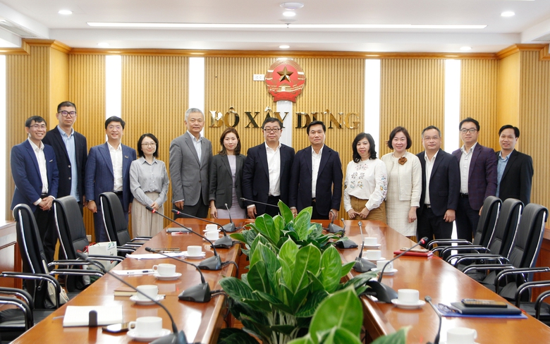 Thứ trưởng Nguyễn Tường Văn v&agrave; l&atilde;nh đạo c&aacute;c Cục, Vụ thuộc Bộ X&acirc;y dựng chụp ảnh lưu niệm với Đo&agrave;n c&ocirc;ng t&aacute;c Viện Quy hoạch v&agrave; thiết kế đ&ocirc; thị Đồng Tế.