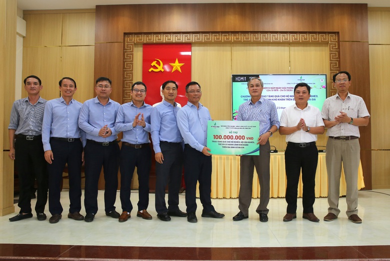 BSR tặng 100 suất qu&agrave; cho b&agrave; con x&atilde; Ba Gia, tỉnh Quảng Ng&atilde;i- Ảnh 1.