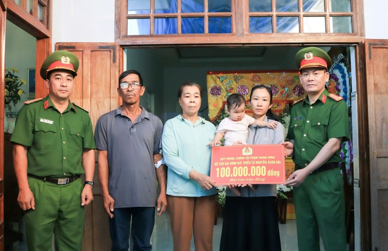 Trao 100 triệu đồng hỗ trợ gia đ&igrave;nh thiếu t&aacute; c&ocirc;ng an x&atilde; hy sinh khi truy bắt &ldquo;c&aacute;t tặc&rdquo;- Ảnh 1.