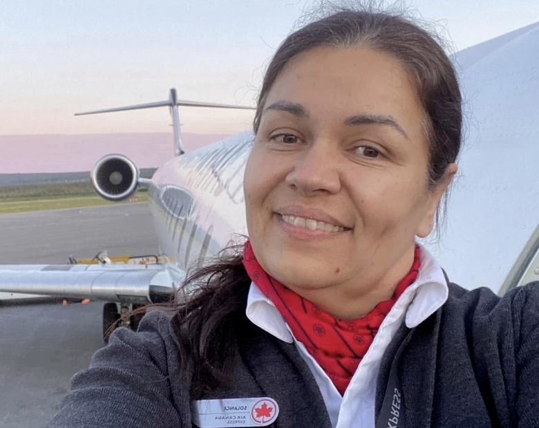 Vụ va chạm tại s&acirc;n bay New York: Tiếp vi&ecirc;n bị văng khỏi m&aacute;y bay sống s&oacute;t thần kỳ- Ảnh 1.