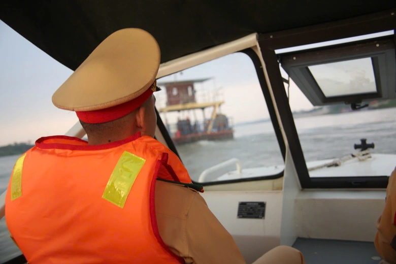 H&agrave; Nội: Cảnh s&aacute;t đường thủy bảo đảm giao th&ocirc;ng phục vụ lễ hội tr&ecirc;n s&ocirc;ng Hồng- Ảnh 5.