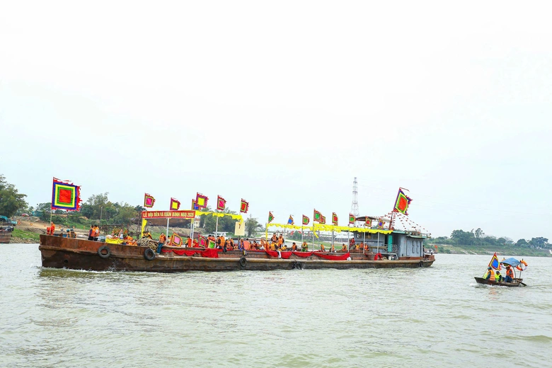 H&agrave; Nội: Cảnh s&aacute;t đường thủy bảo đảm giao th&ocirc;ng phục vụ lễ hội tr&ecirc;n s&ocirc;ng Hồng- Ảnh 10.