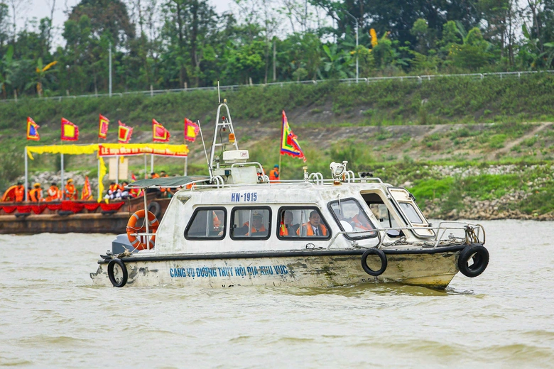 H&agrave; Nội: Cảnh s&aacute;t đường thủy bảo đảm giao th&ocirc;ng phục vụ lễ hội tr&ecirc;n s&ocirc;ng Hồng- Ảnh 8.