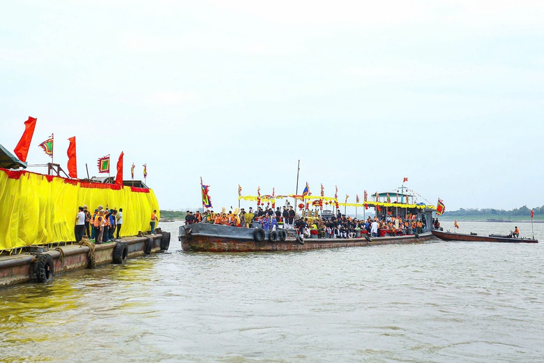 H&agrave; Nội: Cảnh s&aacute;t đường thủy bảo đảm giao th&ocirc;ng phục vụ lễ hội tr&ecirc;n s&ocirc;ng Hồng- Ảnh 1.