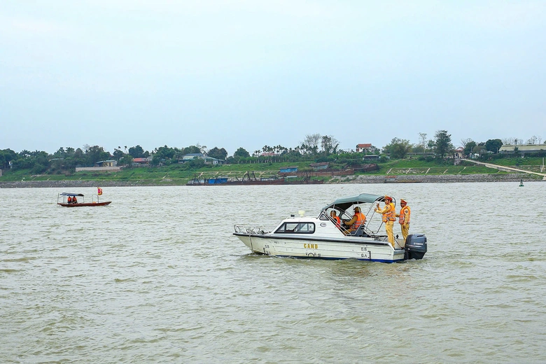 H&agrave; Nội: Cảnh s&aacute;t đường thủy bảo đảm giao th&ocirc;ng phục vụ lễ hội tr&ecirc;n s&ocirc;ng Hồng- Ảnh 7.